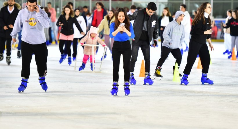 İzmir'de karneyi alan buz pistine koştu