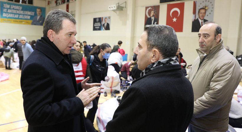 Bergama depremzedelere yardım kampanyasında tek yürek