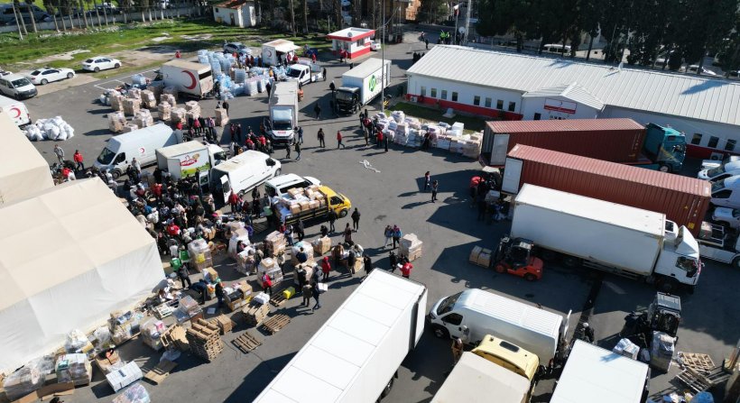 Türk Kızılay İzmir Şubesi'nin Deprem Yardım Tırları 120'ye Ulaştı