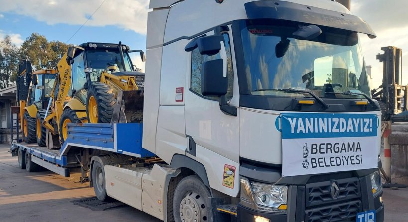 Bergama Belediyesi deprem bölgesine iş makinesi ve personel gönderdi