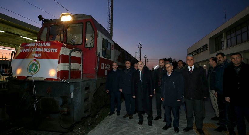 İZMİRLİLER VAGONLARI YARDIMLARLA DOLDURMAYA DEVAM EDİYOR