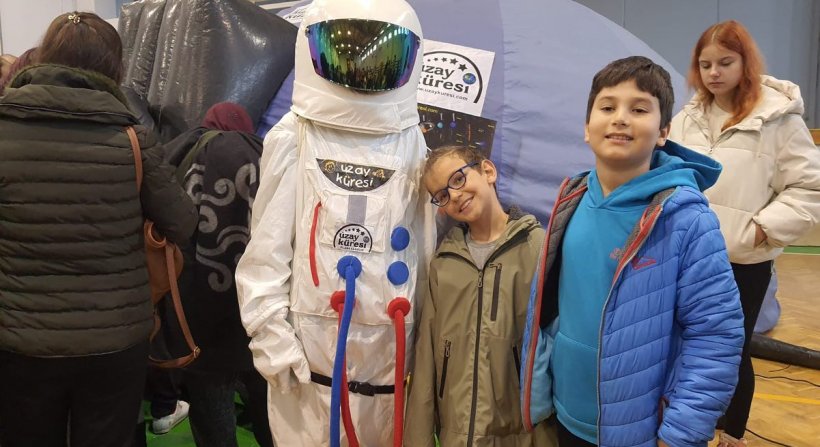 FOÇA'DA ÇOCUKLAR UZAY KÜRESİ İLE ÖĞRENDİ