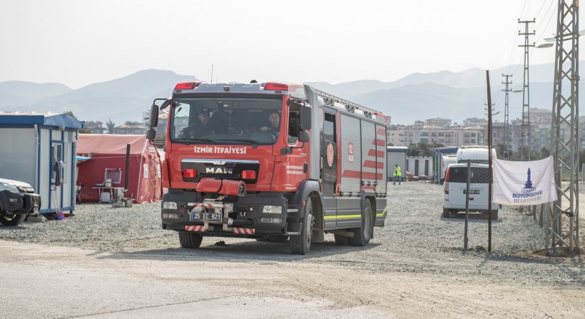 İzmir İtfaiyesi Hatay'da gece gündüz çalışıyor