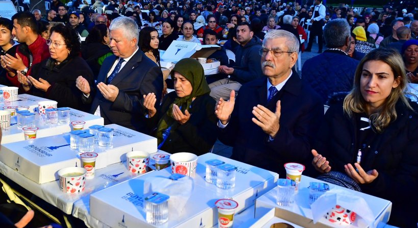 İzmir Büyükşehir Belediyesi 4 ilde 25 bin kişilik iftar sofrası kurdu