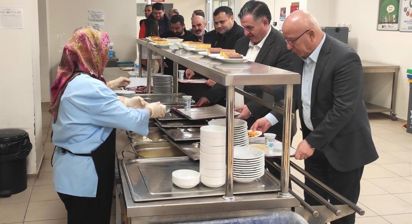 Kınık Belediye Başkanı Dr. Sadık Doğruer iftarda meslektaşlarıyla buluştu