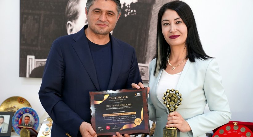 Aliağa'nın Ödüllü Öğretmeni Funda Kurtkaya'dan Başkan Serkan Acar'a Teşekkür Ziyareti