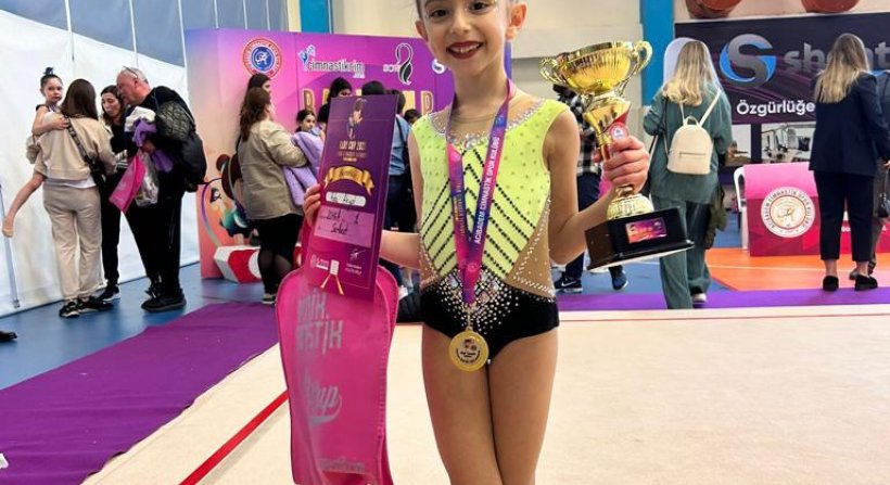 İZMİRLİ ADA, RİTMİK CİMNASTİKTE TÜRKİYE ŞAMPİYONU!