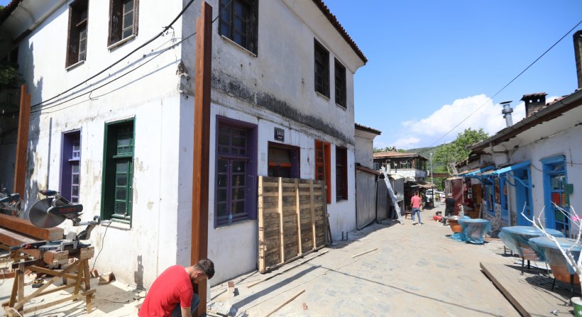 ŞİRİNCE'DE TARİHİ ÇARŞIDA YENİLEME ÇALIŞMALARI BAŞLADI