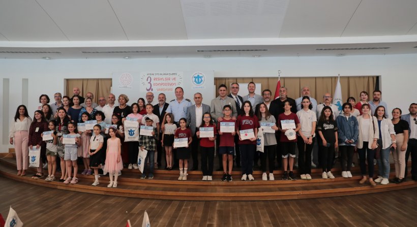 İMEAK DTO Aliağa Şubesi'nin düzenlediği yarışmada dereceye giren öğrencilere ödülleri verildi