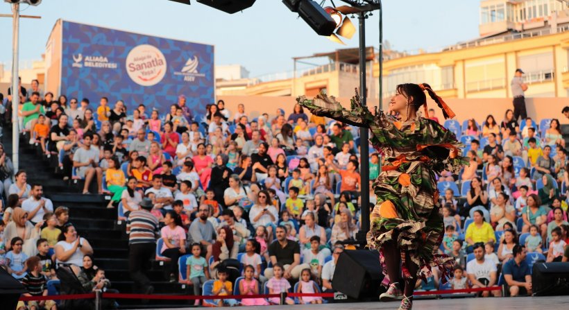 Aliağa'da Tiyatro Şöleni ‘Şeker Portakalı' ile Başladı