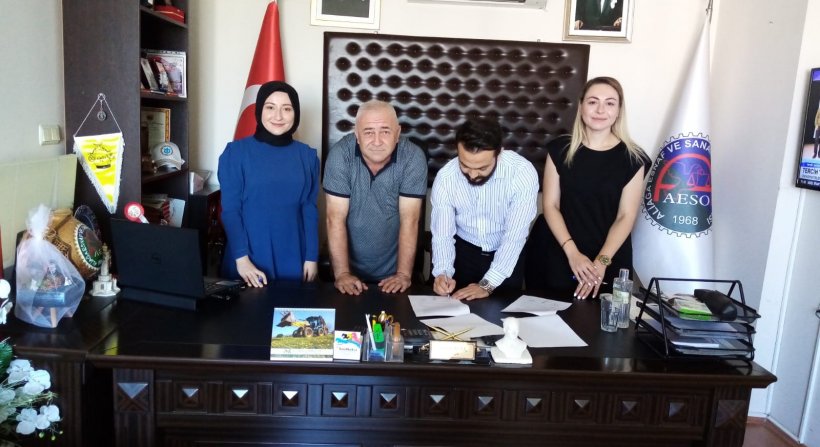 ÖNCE YAŞ GÜNÜ PASTASI KESİLDİ SONRA PROTOKOL İMZALANDI