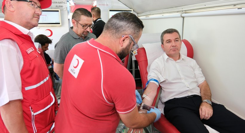 HAKAN KOŞTU KIZILAY'A DESTEK İÇİN KAN VERDİ