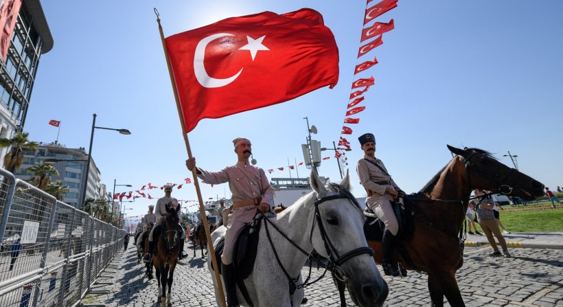 İzmir'de 101. kurtuluş yıldönümü coşkusu