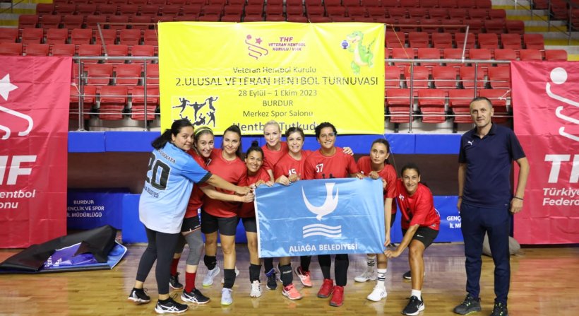 Aliağa Belediyesi Veteran Kadın Hentbol Takımlarından 2 Kupa Birden