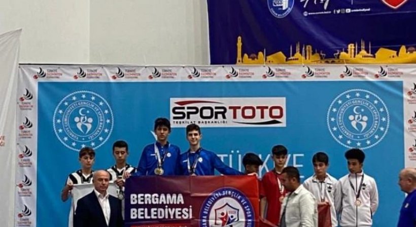 BERGAMA BELEDİYESİ BADMİNTON TAKIMI BAŞARIDAN BAŞARIYA KOŞUYOR