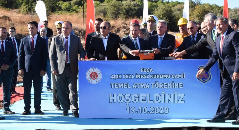 VALİ ELBAN FOÇA'DA TEMEL ATMA TÖRENİNE KATILDI