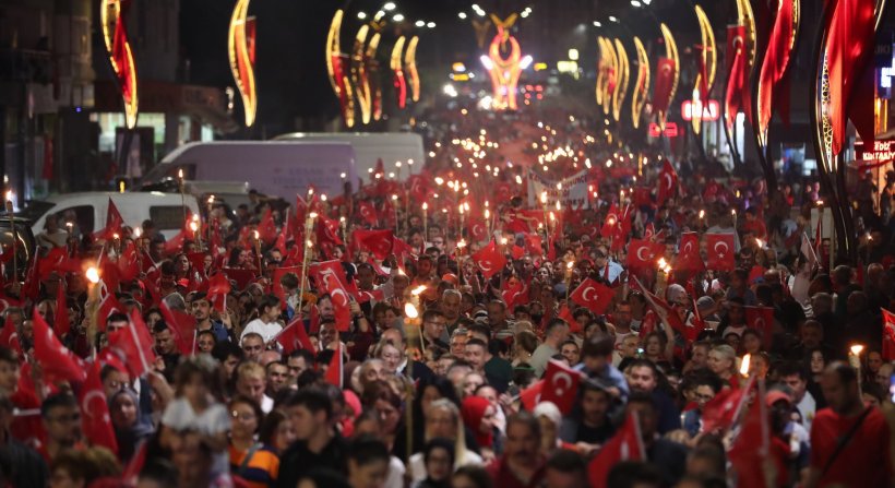 Aliağa'da 10 Binler Cumhuriyet İçin Yürüdü