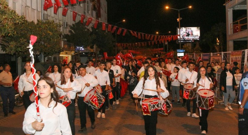 Kınık'ta 100. yıl coşkusu belediye hoparlörüyle sokaklarda yankılandı