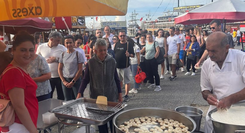 MİLLİYETÇİ HAREKET PARTİSİ FOÇA İLÇE BAŞKANLIĞI TARAFINDAN ŞEHİTLER İÇİN LOKMA HAYRI YAPILDI