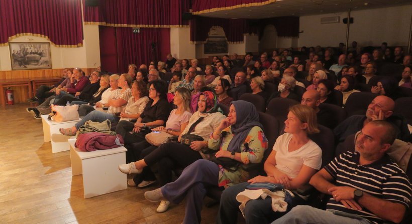 KARA KOMEDİ ‘‘FAY HATTI'' FOÇA'DA SAHNELENDİ