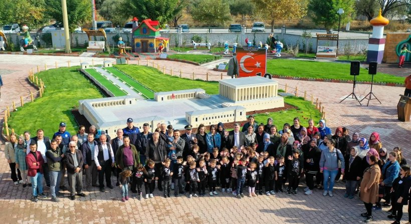 Kınık Belediyesi Çocuk Köyü'nde Anıtkabir Miniatürk