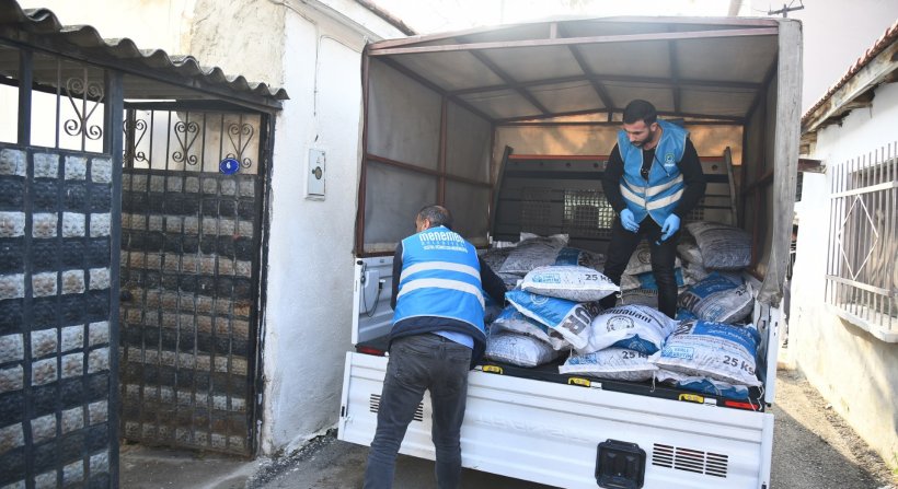 MENEMEN BELEDİYESİ 100 BİN ÇUVAL KÖMÜR DAĞITIYOR