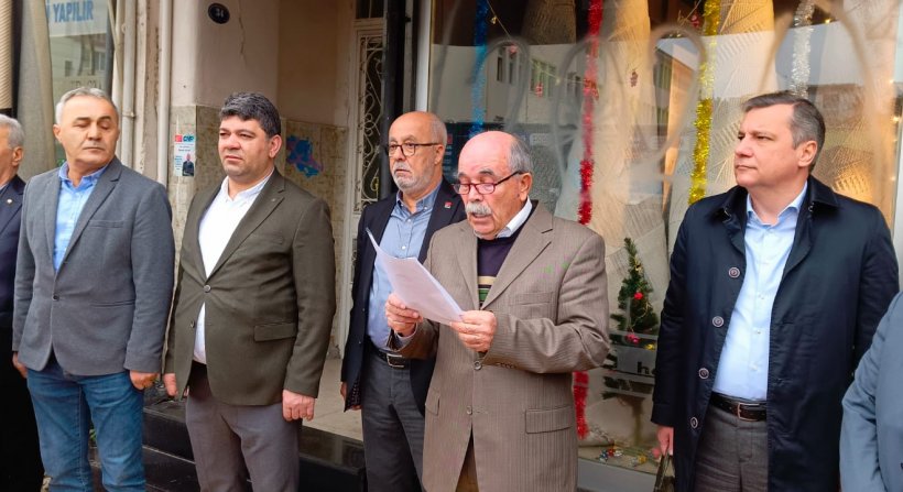 ALİAĞA CHP BİNASI ÖNÜNDE 12 ŞEHİDİMİZ İÇİN EŞ ZAMANLI BASIN AÇIKLAMASI YAPILDI