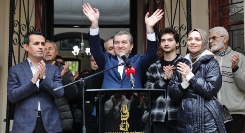 HAKAN KOŞTU BU GÜN ESKİ BELEDİYE BİNASI ÖNÜNDEN BERGAMALILARA SESLENDİ