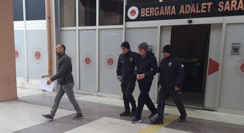 İzmir'de uyuşturucu ticareti yaptığı belirlenen şüphelinin evine baskın yapıldı.