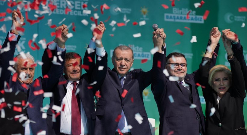 İZMİR'DE CUMHUR İTTİFAKI MİTİNGİ COŞKULU GEÇTİ