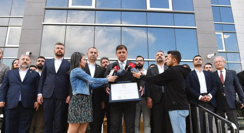 Başkan Cemil Tugay mazbatasını aldı