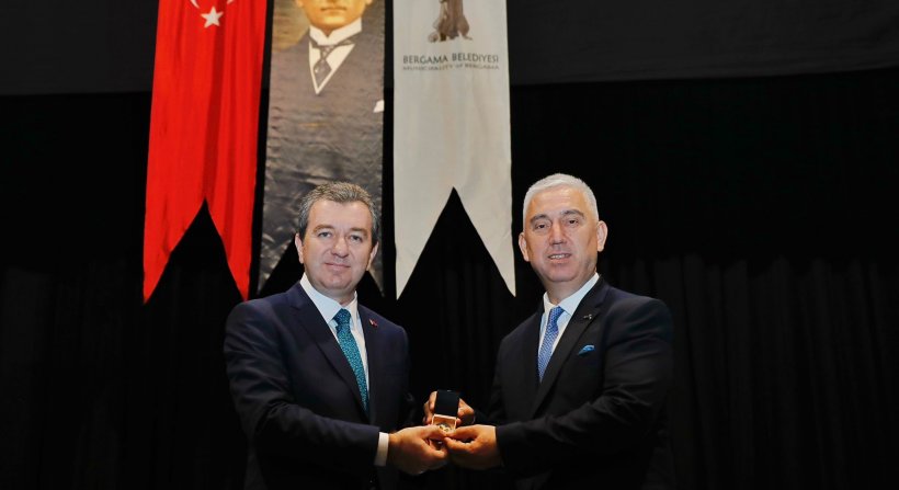 BERGAMA BELEDİYESİ'NDE DEVİR TESLİM TÖRENİ; DR. TANJU ÇELİK MAZBATASINI ALDI