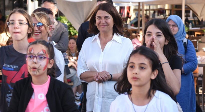 FOÇA'DA ÇOCUKLAR DOYASIYA EĞLENDİ