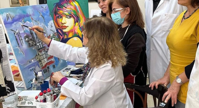 Güneşin çiçekleri renklendirmesi gibi, sanat da hayata renk verir.