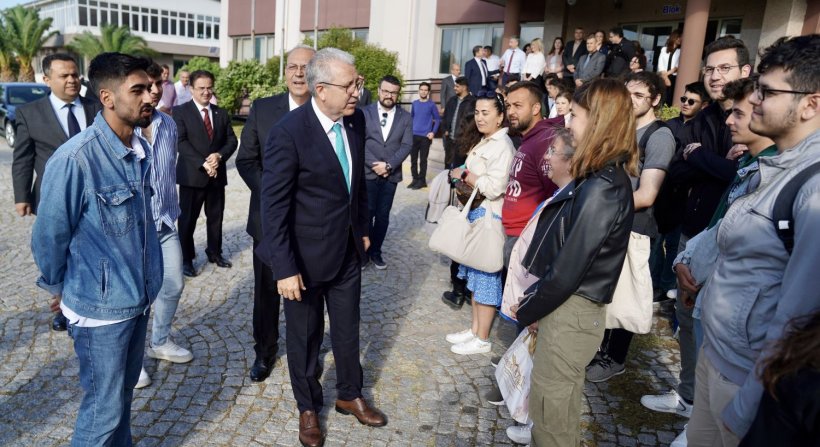 Rektör Budak, Bergama MYO'da Muhasebe Uygulamaları ve Finans Laboratuvarı'nda incelemelerde bulundu