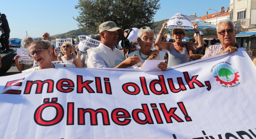 FOÇADA EMEKLİLERDEN MAAŞ PROTESTOSU