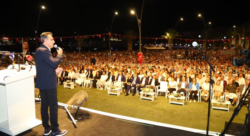 Dikili Festivali Özgür Özel'in açılışıyla başladı