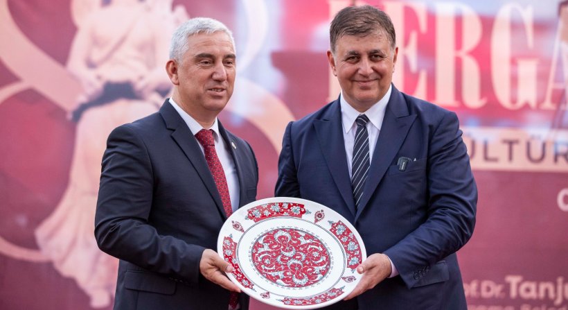 Başkan Tugay, 88. Uluslararası Bergama Kermesi'ne katıldı