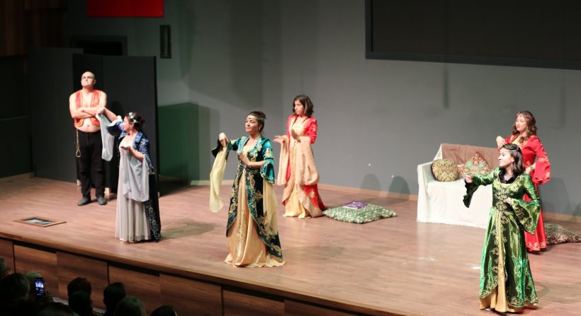 Dikili Belediyesi Tiyatro Topluluğu ilk oyunuyla perdeyi açtı