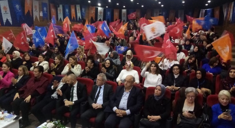 AK PARTİ ALİAĞA KADIN KOLLARINDA DEĞİŞİM GERÇEKLEŞTİ