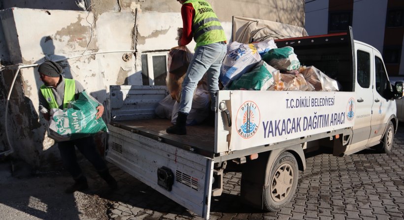 Dikili Belediyesi, ihtiyaç sahibi vatandaşların yuvalarını ısıtmaya devam ediyor